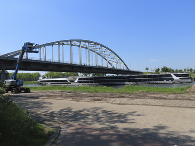 907024 Gezicht op de De Meernbrug over het Amsterdam-Rijnkanaal te Utrecht, vanaf het fietspad langs het kanaal. Met ...